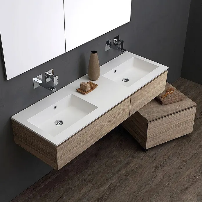 Kiamami Valentina Badmöbel-Set - Helles Holz - Wandmontierter Doppelwaschtisch mit weißen integrierten Waschbecken, hellholzfarbenem Schrank und Chrom-Wandarmaturen.