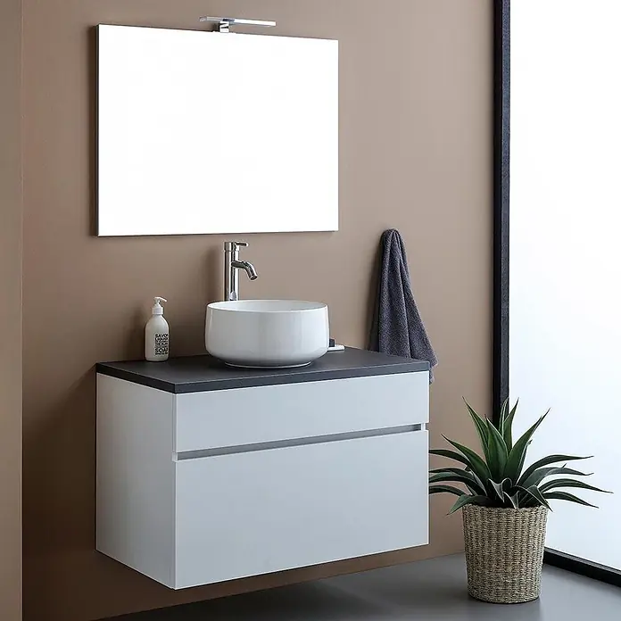 Kiamami Valentina Badmöbel-Set - Weiß - Moderne schwebende Badezimmermöbel mit weißem Aufsatzwaschbecken, Chromarmatur und dunkelgrauer Arbeitsplatte im Bad.