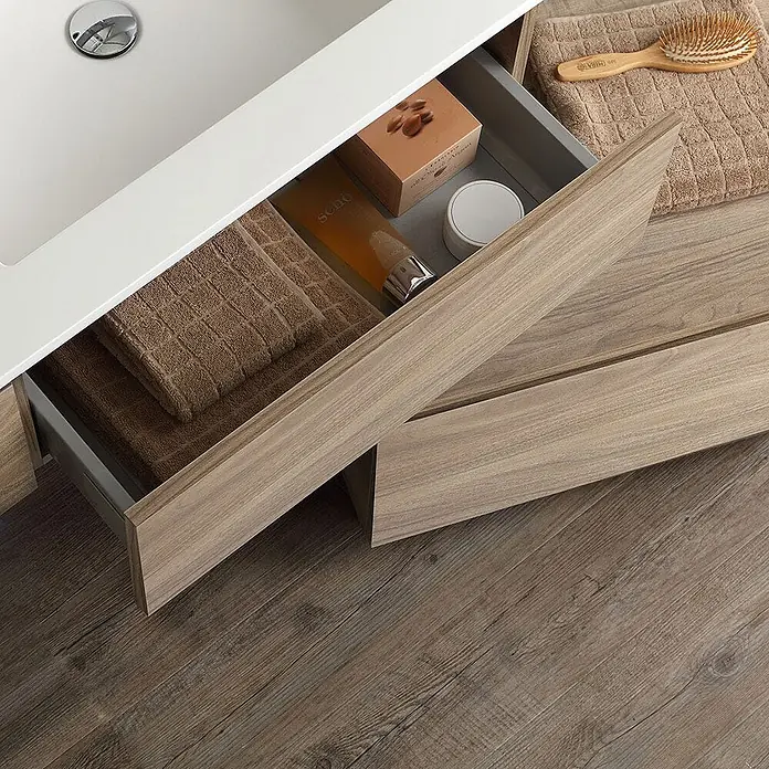 Kiamami Valentina Badmöbel-Set - Helles Holz - Helles holzmaseriertes Badmöbel mit geöffneten Schubladen, die Handtücher und Toilettenartikel enthalten.