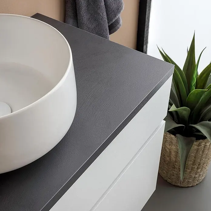 Kiamami Valentina Badmöbel-Set - Weiß - Weißes Rundbecken auf dunkler grauer Waschtischplatte mit weißen Schubladen, in modernem Badezimmer.