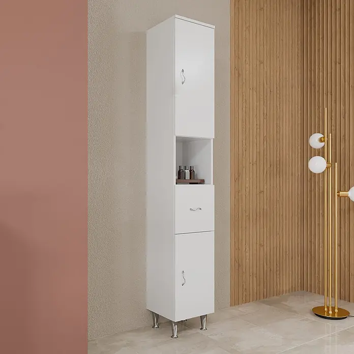 Kiamami Valentina Badmöbel-Set - Weiß - Hoher weißer Stauraumschrank mit mehreren Türen, einem offenen Fach, einer Schublade und silbernen Füßen in modernem Raum.