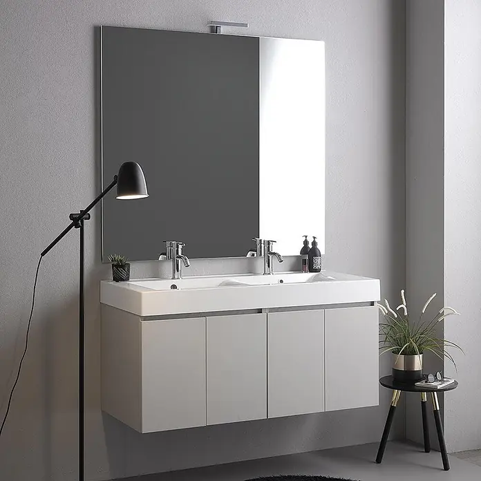 Kiamami Valentina Badmöbel-Set - Grau - Modernes Doppelwaschtisch-Set mit zwei weißen Waschbecken, Chromarmaturen und großem Spiegel.
