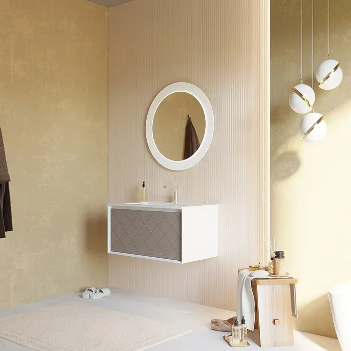 Kiamami Valentina Badmöbel-Set - Grau - Schwebender Badezimmerschrank mit grauem Rautenmuster und beleuchtetem Rundspiegel in einem modernen Bad.