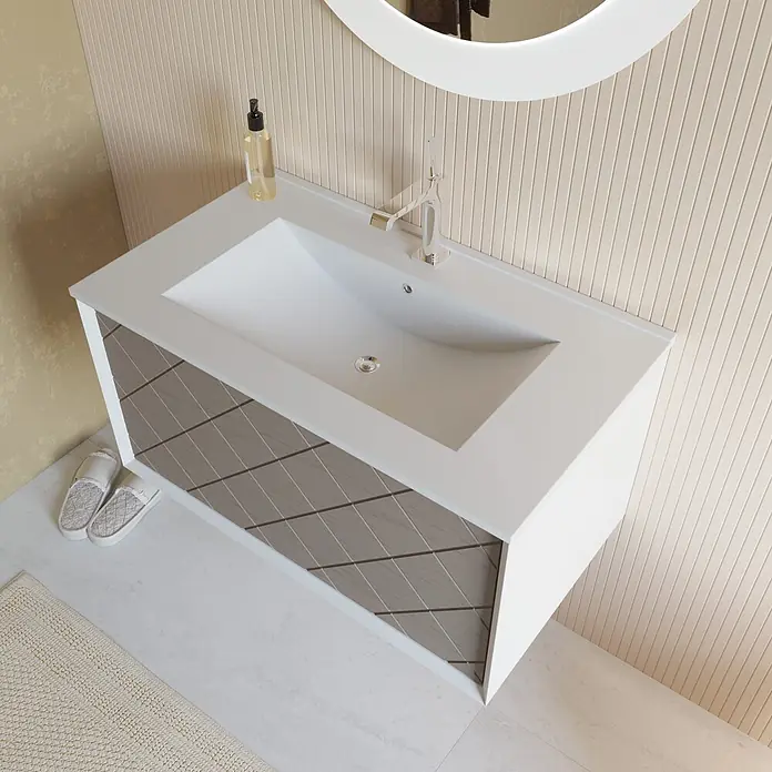 Kiamami Valentina Badmöbel-Set - Grau - Moderner weißer Badwaschtisch mit integriertem Waschbecken und braunen Schrankpaneelen, mit schlankem Wasserhahn.