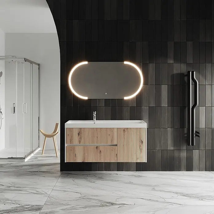 Kiamami Valentina Badmöbel-Set - Braun - Moderner schwebender Badschrank mit gerippter Holzfront, weißem Waschbecken und beleuchtetem Spiegel vor dunkler Fliesenwand.