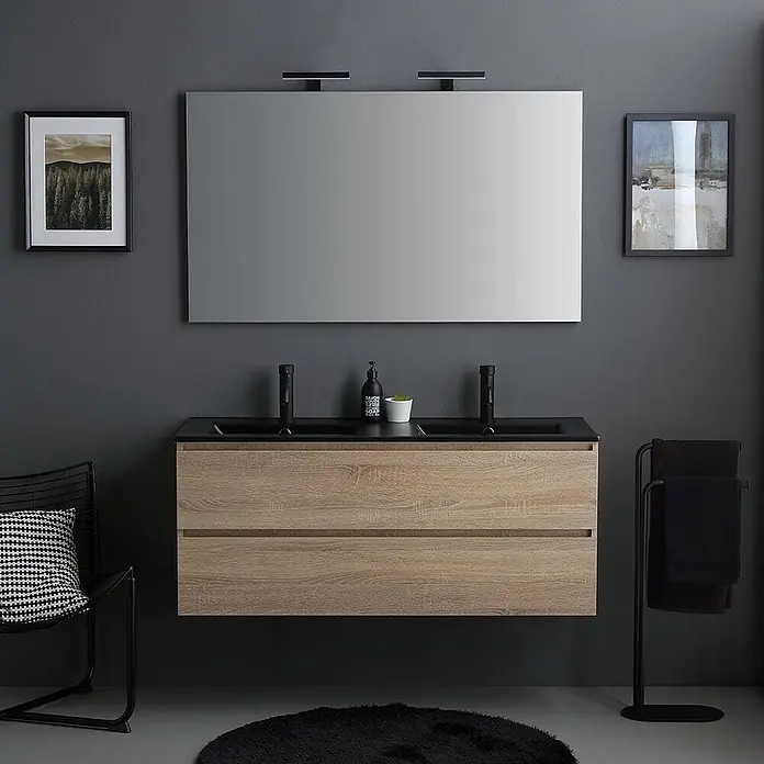 Kiamami Valentina Badmöbel-Set - Schwarz - Doppelwaschtisch mit hellem Holzschrank, schwarzer Arbeitsplatte und Becken, sowie mattschwarzen Armaturen.