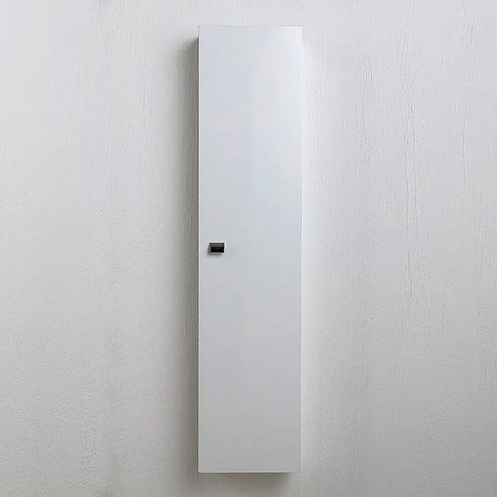 Kiamami Valentina Badmöbel-Set - Weiß - Hoher, schmaler weißer Wandschrank mit elegantem, dunkelgrauem Griff.