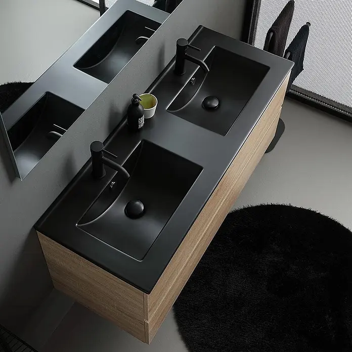 Kiamami Valentina Badmöbel-Set - Schwarz - Modernes Doppelwaschtisch mit eleganten schwarzen integrierten Waschbecken und Armaturen in hellem Holzunterschrank.
