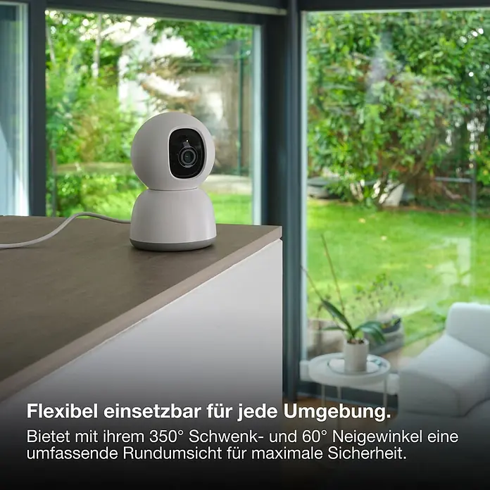 Osram Smart+ Überwachungskamera 360 - Weiß - Weiße schwenkbare Überwachungskamera auf einer Anrichte, blickt auf einen Garten und bietet 350° Schwenk- und 60° Neigewinkel.