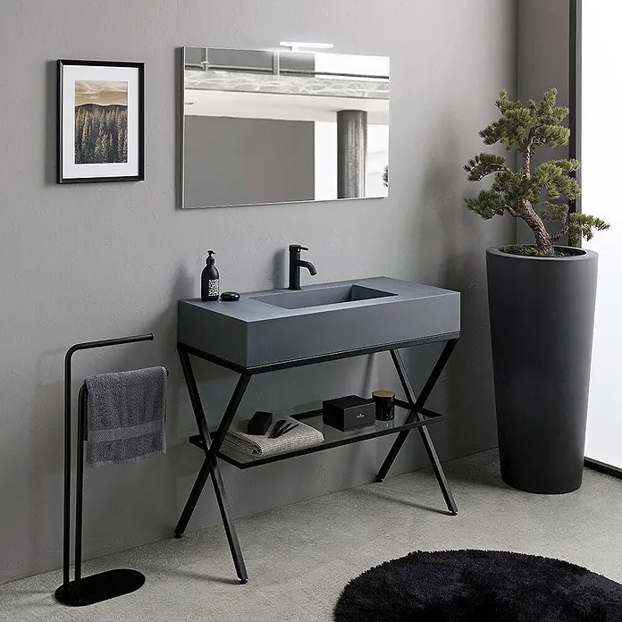 Kiamami Valentina Badmöbel-Set - Grau - Moderne Badmöbel mit grauem Waschbecken in Betonoptik auf schwarzem Metallgestell, mit schwarzem Wasserhahn und Seifenspender in minimalistischem Bad.