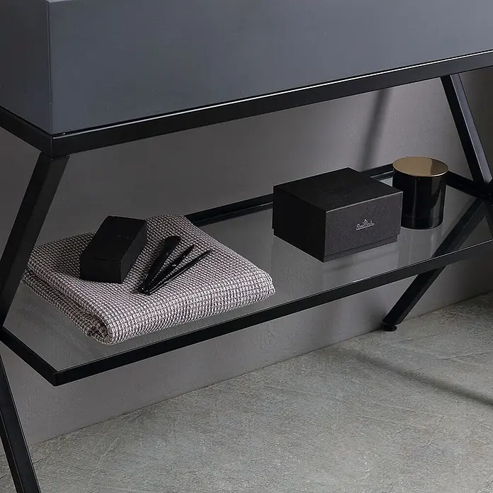 Kiamami Valentina Badmöbel-Set - Grau - Konsole aus schwarzem Metall und Glas mit einer Ablage, die Badartikel enthält.