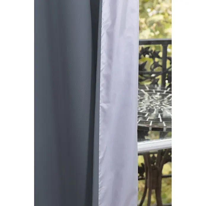 Cortina térmica Cocoon - An x Al: 140 x 260 cm, 100% poliéster, Gris oscuro - Cortinas gris oscuro texturizadas y blancas transparentes colgadas en una ventana, con vista exterior.
