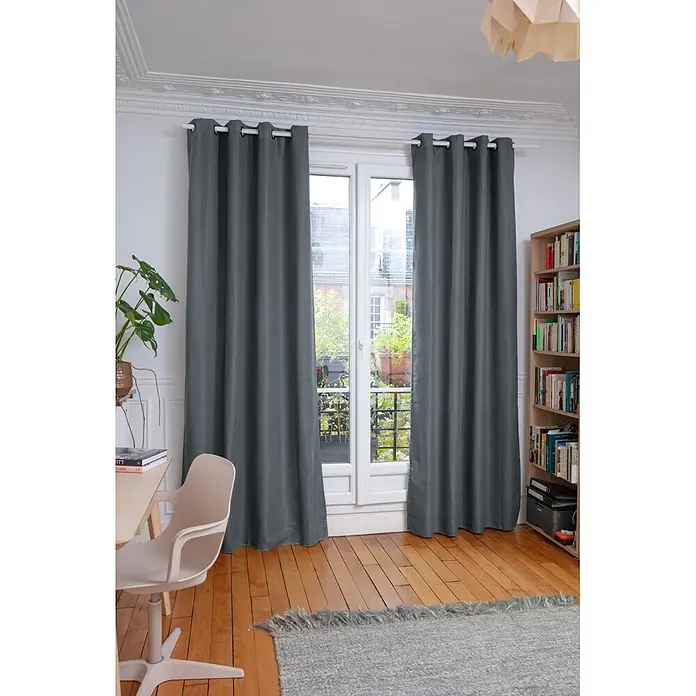 Cortina térmica Cocoon - An x Al: 140 x 260 cm, 100% poliéster, Gris oscuro - Dos cortinas de tela grises con ojales, colgando en el marco de una ventana.