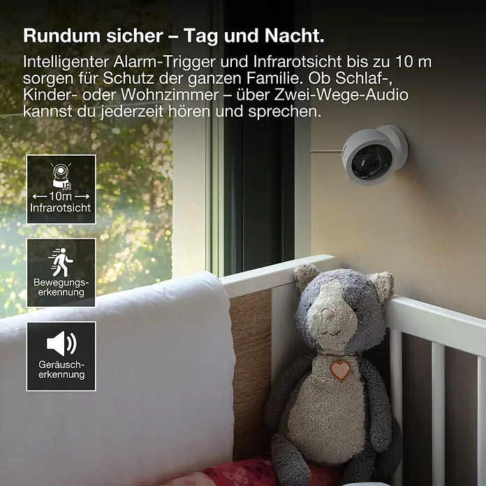 Osram Smart+ Überwachungskamera Fixed - Weiß - Weiße Überwachungskamera an der Wand, die ein Kinderbett für Rundum-Sicherheit überwacht.