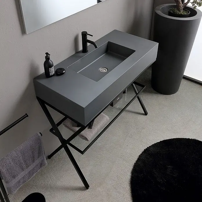 Kiamami Valentina Badmöbel-Set - Grau - Modernes graues Waschbecken mit integriertem Becken auf schwarzem Metallgestell. Mit Ablage für Handtücher.