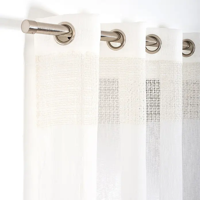 Visillo para ventana Grace - An x Al: 140 x 260 cm, 100% poliéster, Blanco - Cortinas visillo blancas con ojales y patrón horizontal tejido, colgadas de una barra plateada.
