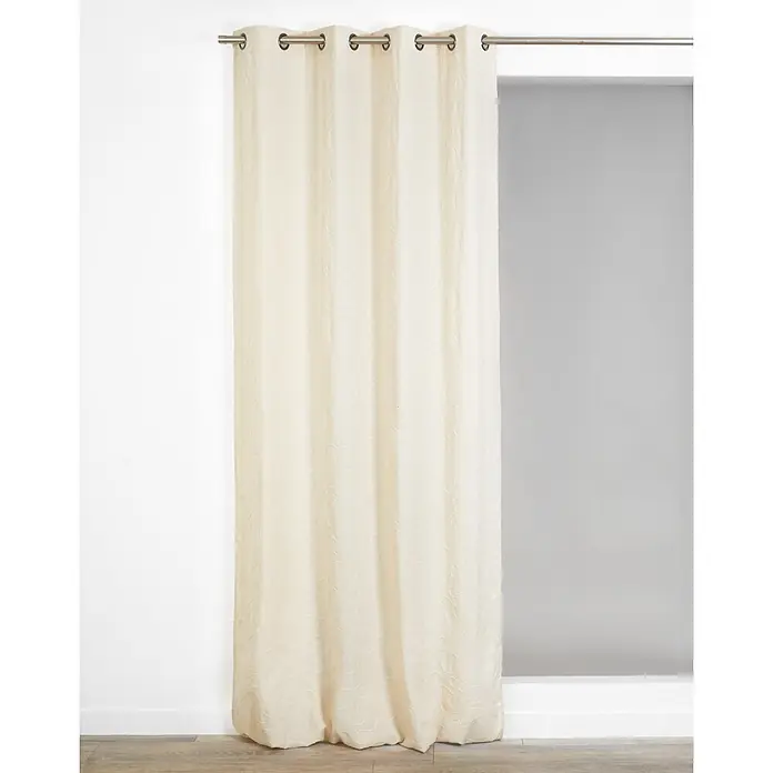 Cortina con ollaos bordado Hilo - An x Al: 140 x 260 cm, Crudo, Textil - Cortina de ojales color crema con un sutil patrón ondulado, colgada de una barra de metal.