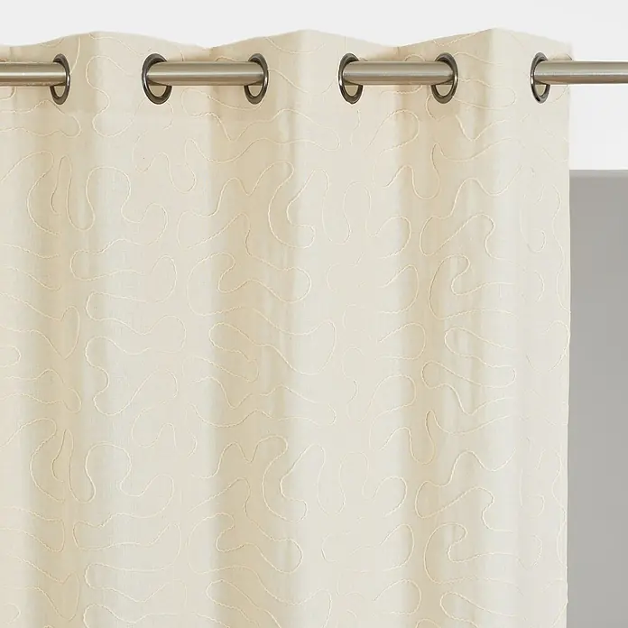 Cortina con ollaos bordado Hilo - An x Al: 140 x 260 cm, Crudo, Textil - Cortina crema con ojales y bordado ondulado abstracto, colgando de una barra metálica.