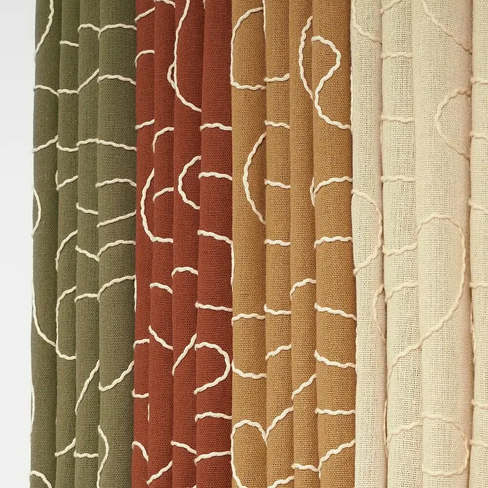 Cortina con ollaos bordado Hilo - An x Al: 140 x 260 cm, Crudo, Textil - Cuatro paneles de tela plisados en verde, óxido, tostado y crema con bordados blancos abstractos.