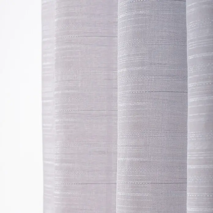 Visillo para ventana Lola - An x Al: 140 x 260 cm, 100% poliéster, Gris - Paneles de cortina gris claro con textura horizontal sutil y pliegues, que crean una luz suave y filtrada.