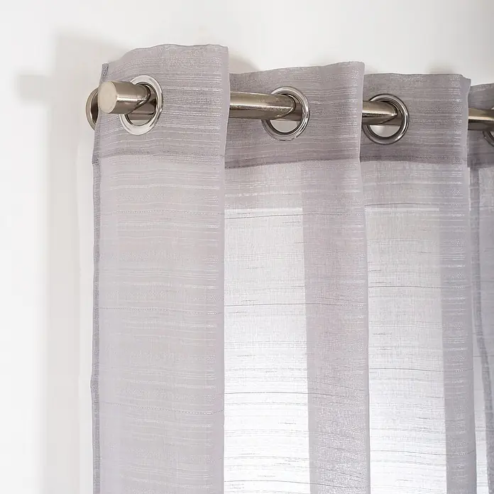 Visillo para ventana Lola - An x Al: 140 x 260 cm, 100% poliéster, Gris - Cortinas grises transparentes con tejido texturizado, colgadas de una barra de metal plateado con ojales.