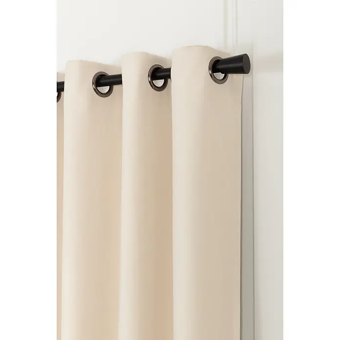 Cortina térmica Cocoon - An x Al: 140 x 260 cm, 100% poliéster, Beige - Cortinas de tela beige con ojales metálicos negros colgadas de una barra de cortina negra.