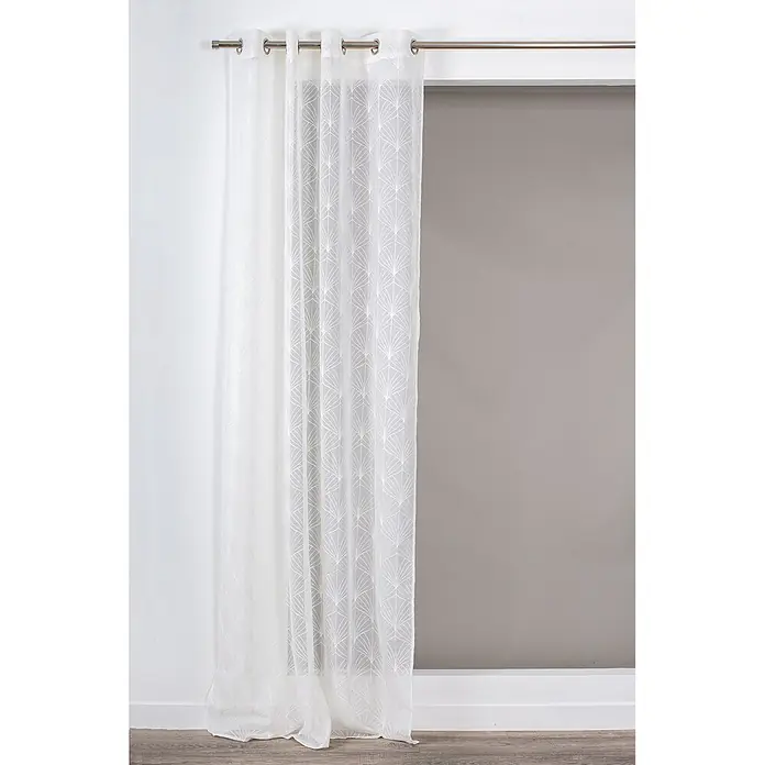 Visillo para ventana bordado Baker - An x Al: 140 x 260 cm, 100% poliéster, Blanco - Cortina blanca traslúcida con patrón de abanico geométrico, colgada de una barra plateada.