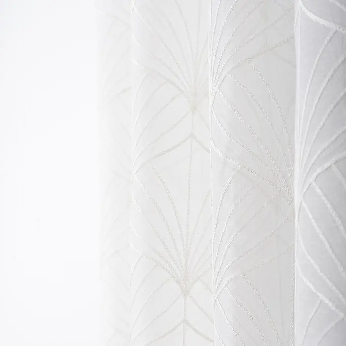 Visillo para ventana bordado Baker - An x Al: 140 x 260 cm, 100% poliéster, Blanco - Cortinas blancas transparentes con un patrón bordado en forma de hoja, mostrando suaves pliegues.