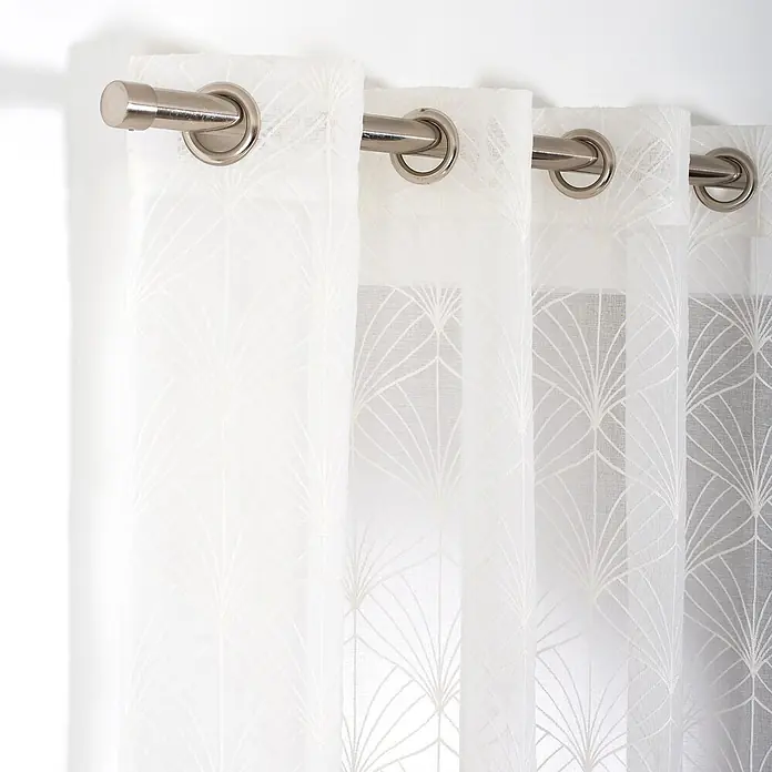 Visillo para ventana bordado Baker - An x Al: 140 x 260 cm, 100% poliéster, Blanco - Cortinas blancas traslúcidas con un sutil patrón bordado en forma de abanico, colgadas de una barra de metal plateado con ojales.
