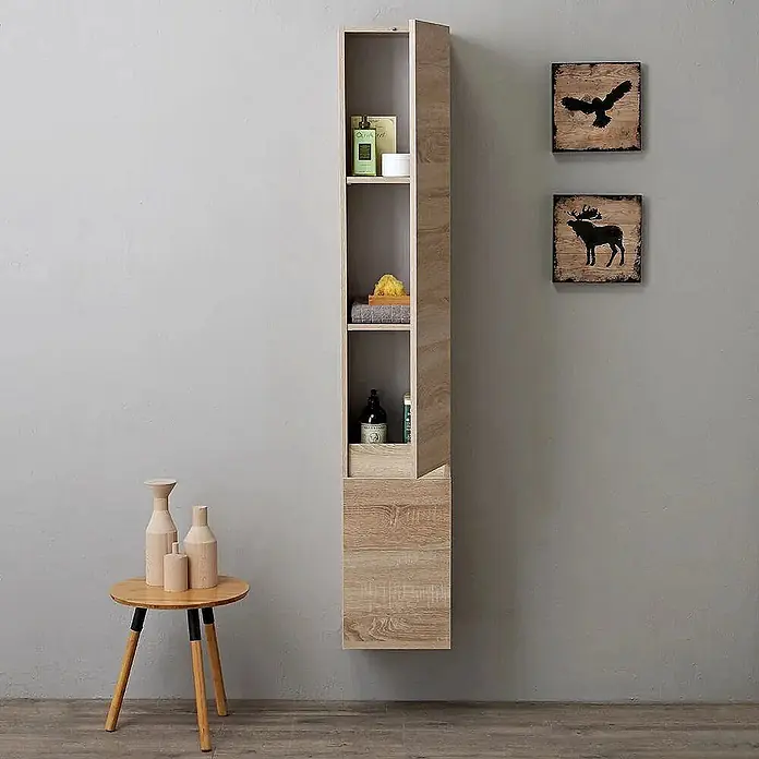 Kiamami Valentina Badmöbel-Set - Braun - Helles Holz Wandbadschrank mit offenen Regalen für Toilettenartikel und einem geschlossenen Unterschrank.