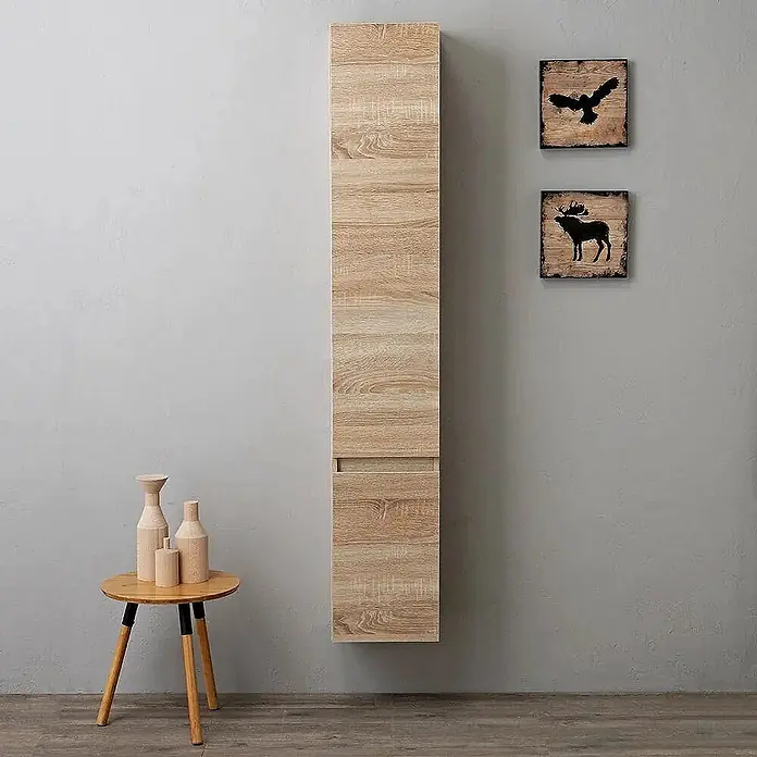 Kiamami Valentina Badmöbel-Set - Braun - Hoher, hellbrauner Wandschrank in Holzoptik mit zwei geschlossenen Fächern.