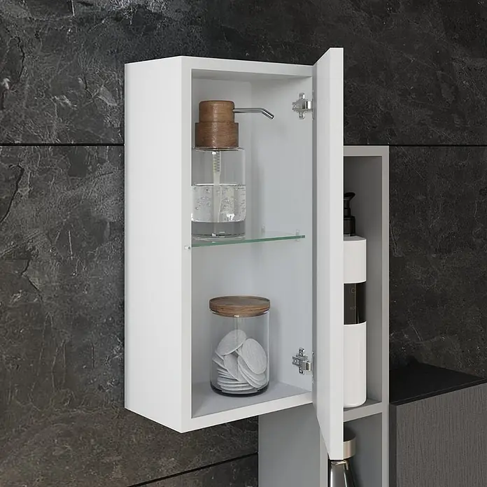 Kiamami Valentina Badmöbel-Set - Grau - Weißer Wandschrank mit offener Tür, zeigt Seifenspender, Glasboden und Wattepad-Glas.