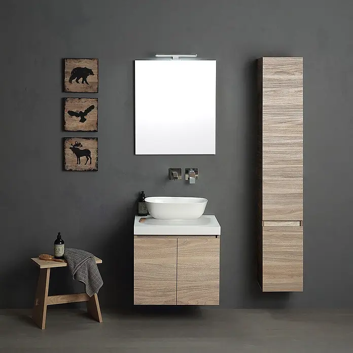 Kiamami Valentina Badmöbel-Set - Holz mittel - Waschtisch aus hellem Holz mit weißem Waschbecken und Spiegel, ergänzt durch einen passenden Hochschrank, in modernem Ambiente.
