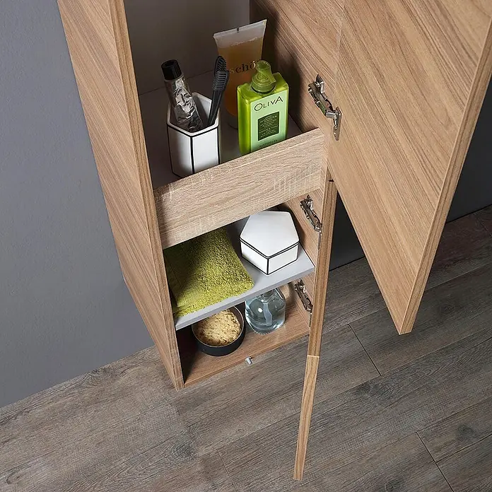 Kiamami Valentina Badmöbel-Set - Holz mittel - Offener, hellbrauner Wandbadezimmerschrank aus Holz mit Toilettenartikeln auf Regalen.
