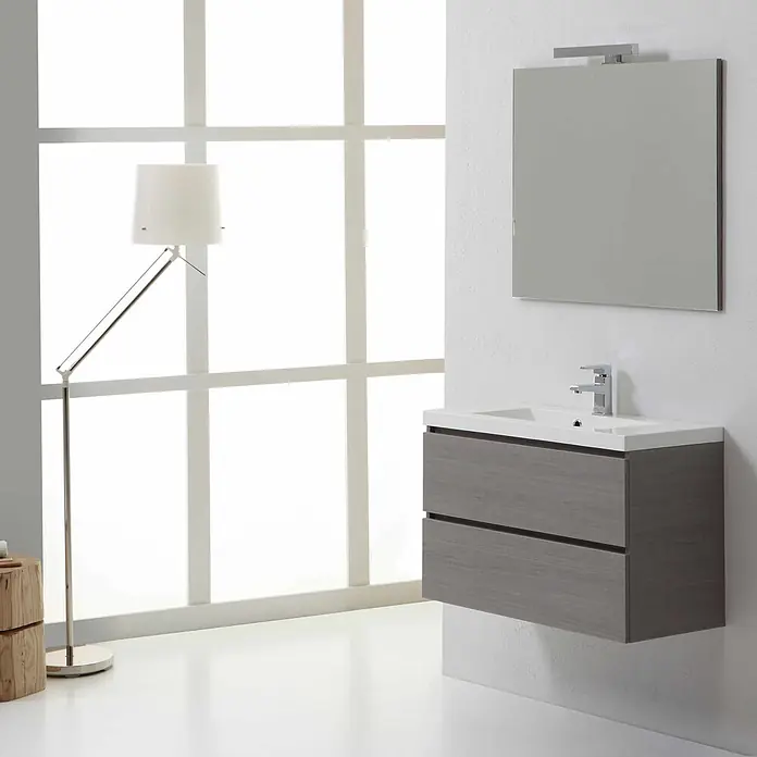 Kiamami Valentina Badmöbel-Set - Grau - Modernes graues Holz-Hängebadmöbel mit weißem Waschbecken und Chromarmatur in einem modernen Bad.