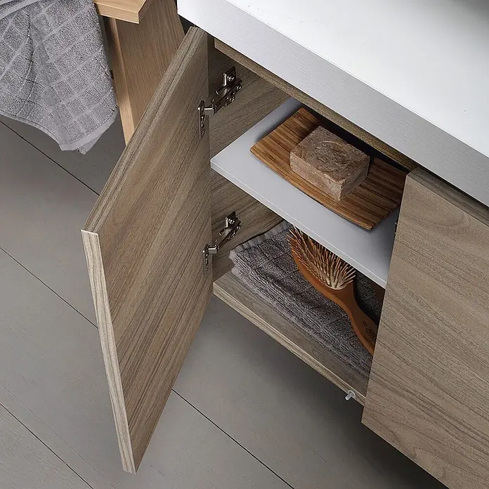 Kiamami Valentina Badmöbel-Set - Holz mittel - Offener Badezimmerschrank aus hellem Holz mit Regal, Seife auf Holztablett, grauem Handtuch und Haarbürste.