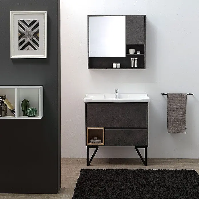 Kiamami Valentina Badmöbel-Set - Grau - Moderner dunkelgrauer Badunterschrank mit weißem Waschbecken, offenem Holzregal und passendem Spiegelschrank.