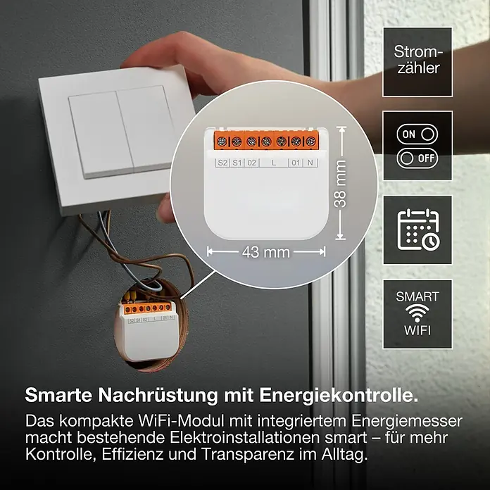 Osram Smart+ Schalter 2CH - Weiß, Innen - Kompaktes weißes WiFi-Modul (43x38mm) mit orangefarbenen Anschlüssen, gezeigt bei der Installation hinter einem Lichtschalter für smarte Energiesteuerung.