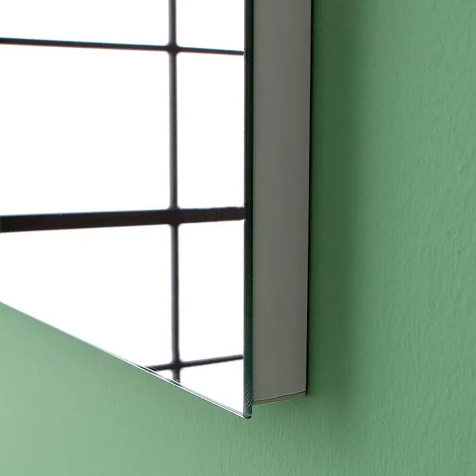 Kiamami Valentina Badmöbel-Set - Zementfarbe - Nahaufnahme eines Spiegels mit hellgrauem Rahmen, der ein Fenster mit dunklen Sprossen widerspiegelt.