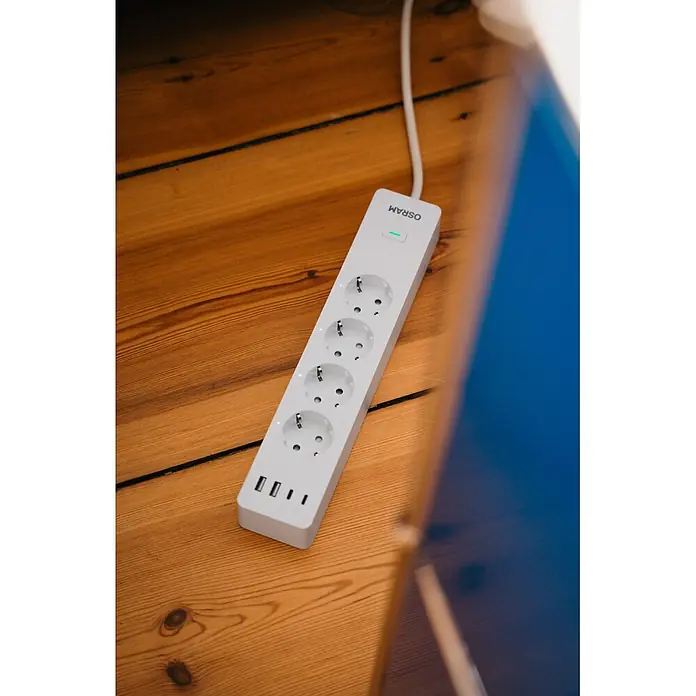Osram Smart+ Smart-Steckdosenleiste 2. Gen. 2 USB-A, 2 USB-C - Weiß - Weiße OSRAM Steckdosenleiste mit mehreren Schuko-Steckdosen und USB-Anschlüssen auf Holzuntergrund.