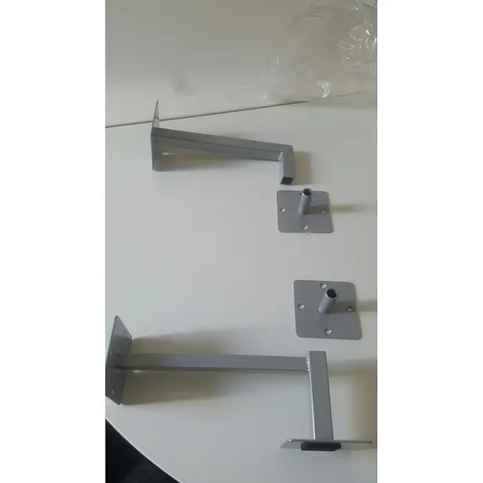 Kiamami Valentina Badmöbel-Set - Grau - Zwei silberfarbene Metall-Regalhalterungen mit separaten quadratischen Montageplatten für eine stabile Installation.