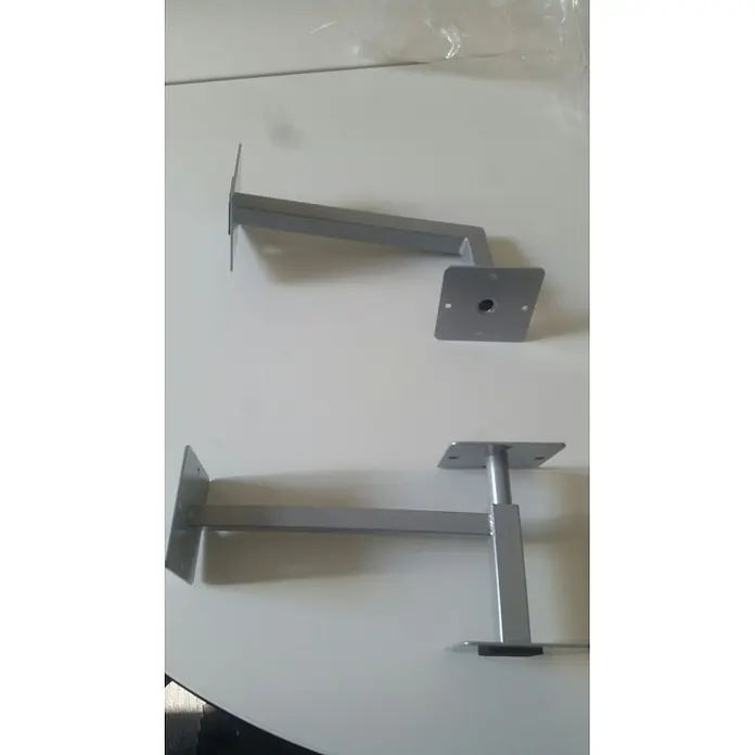 Kiamami Valentina Badmöbel-Set - Weiß - Zwei silberfarbene Metall-Montagewinkel, einer mit Mittelloch, der andere mit zylindrischem Ansatz.