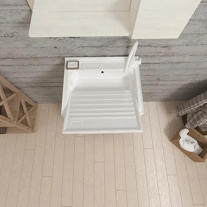 Kiamami Valentina Badmöbel-Set - Weiß - Weißes Waschbecken mit integriertem Waschbrett und Wasserhahn im Hauswirtschaftsraum.