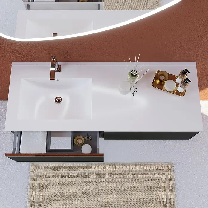 Kiamami Valentina Badmöbel-Set - Grau - Weißer Badschrank mit integriertem Waschbecken, Chromarmatur und geöffneter Schublade, in einem modernen Badezimmer.