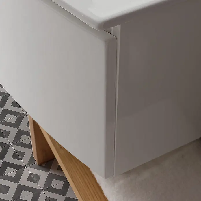 Kiamami Valentina Badmöbel-Set - Weiß - Weißer Hochglanz-Badezimmerschrank mit natürlichen Holzbeinen.
