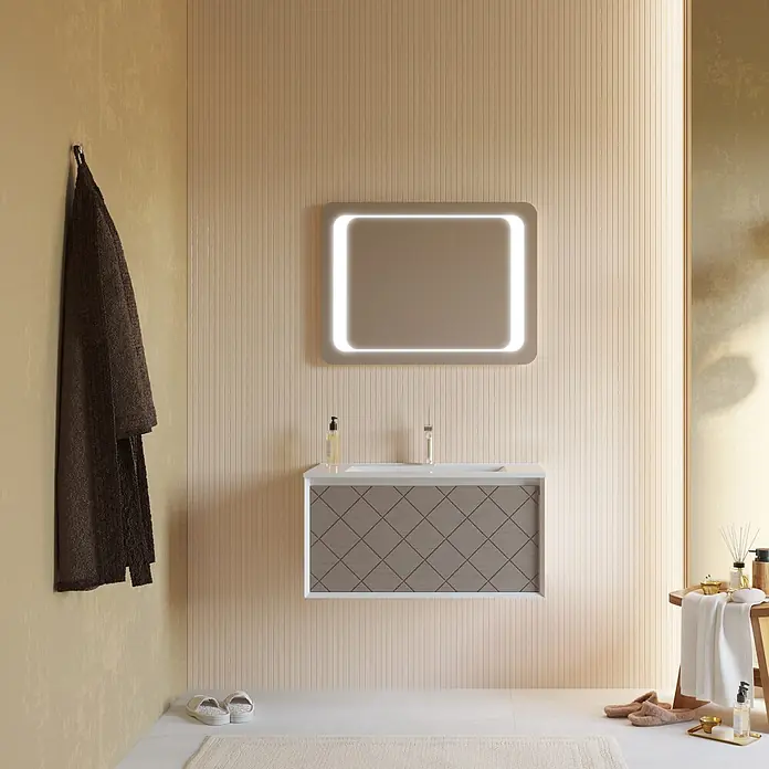 Kiamami Valentina Badmöbel-Set - Grau - Ein modernes Badezimmer mit einem weißen Waschtisch, gemusterter Front, integriertem Waschbecken und beleuchtetem Spiegel vor warmen Wänden.