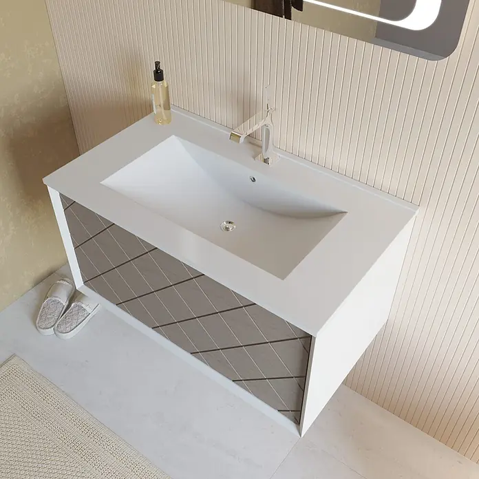 Kiamami Valentina Badmöbel-Set - Grau - Moderner weiß-grauer Badschrank mit integriertem Waschbecken, Wasserhahn und Seifenspender im Badezimmer.