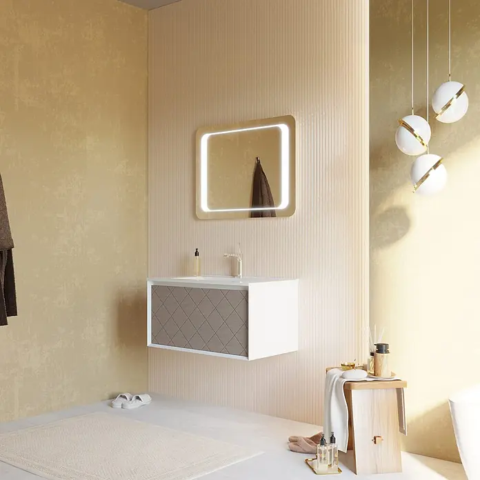 Kiamami Valentina Badmöbel-Set - Grau - Wandhängender weißer Badezimmerschrank mit grauer Rautenmusterfront, unter einem beleuchteten Spiegel in einem modernen Bad.