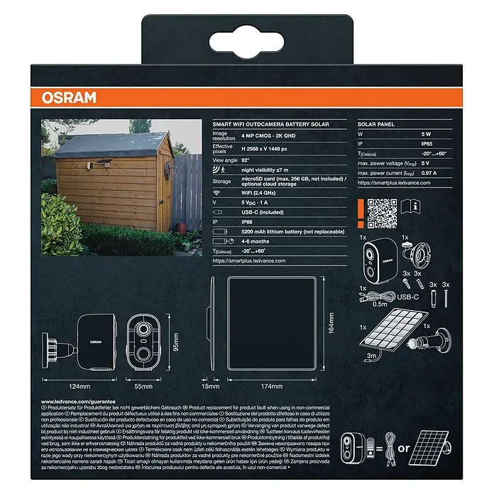 Osram Smart+ Überwachungskamera Battery Solar - Weiß - Weiße OSRAM Smart WiFi Außenkamera und Solarpanel an einem Holzschuppen montiert, auf der Produktverpackung detailliert.