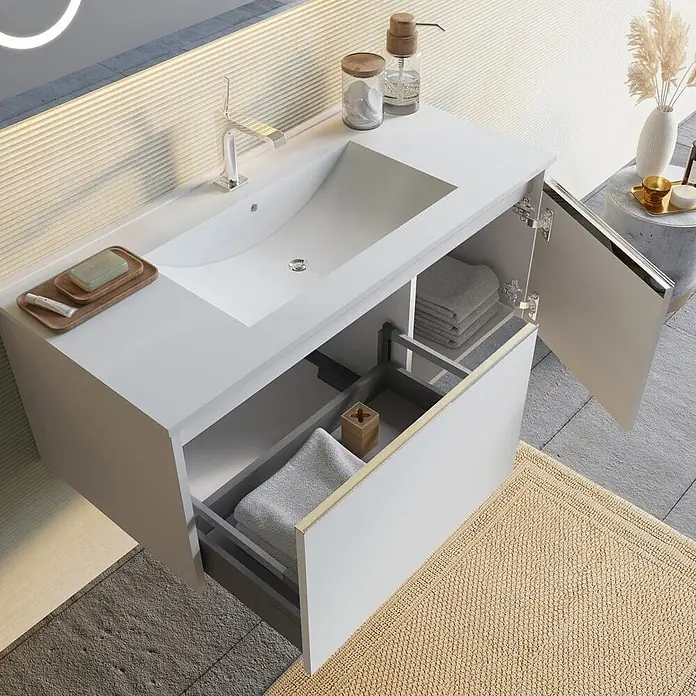 Kiamami Valentina Badmöbel-Set - Weiß - Weißer moderner Badunterschrank mit integriertem Waschbecken, offener Schublade und Schrank mit Handtüchern.